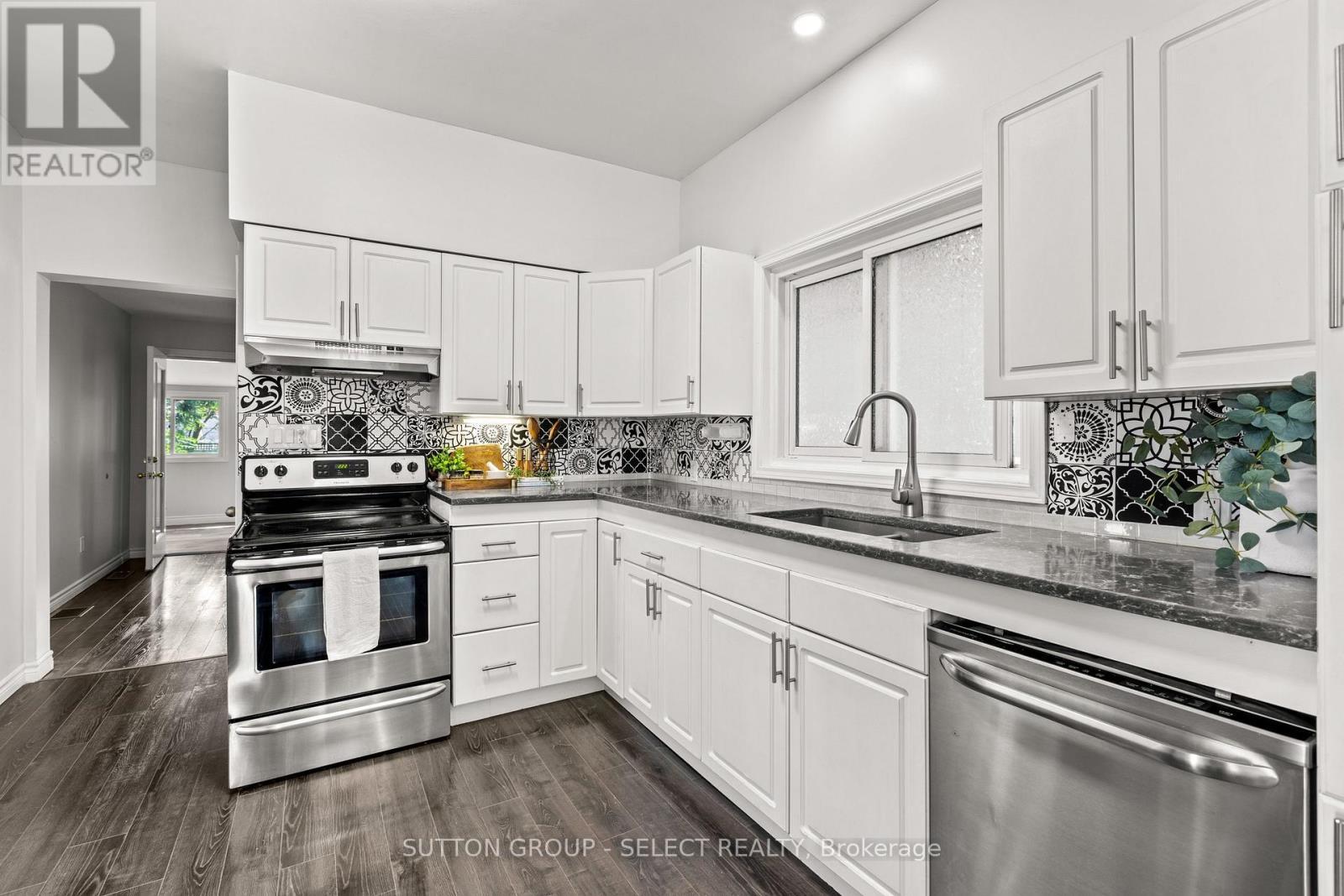 25 Partridge Street, London East (East B), ON - Indoor Photo Showing Kitchen With Double Sink With Upgraded Kitchen