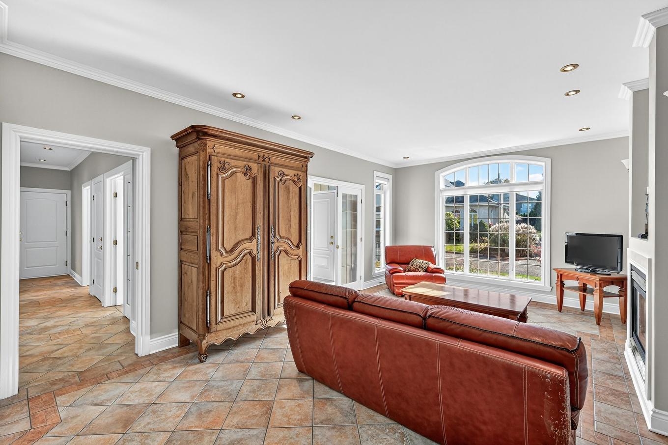 Salon - 67 Rue Pierre-Vézina, Saint-Jean-Sur-Richelieu, QC - Indoor