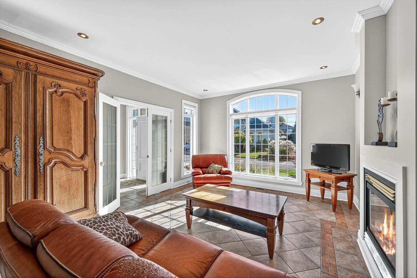Salon - 67 Rue Pierre-Vézina, Saint-Jean-Sur-Richelieu, QC - Indoor Photo Showing Living Room With Fireplace