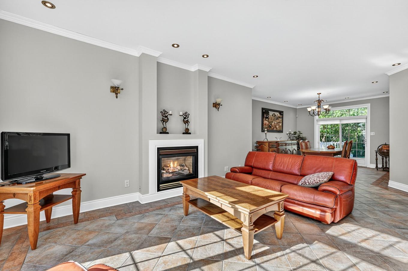 Salon - 67 Rue Pierre-Vézina, Saint-Jean-Sur-Richelieu, QC - Indoor Photo Showing Living Room With Fireplace