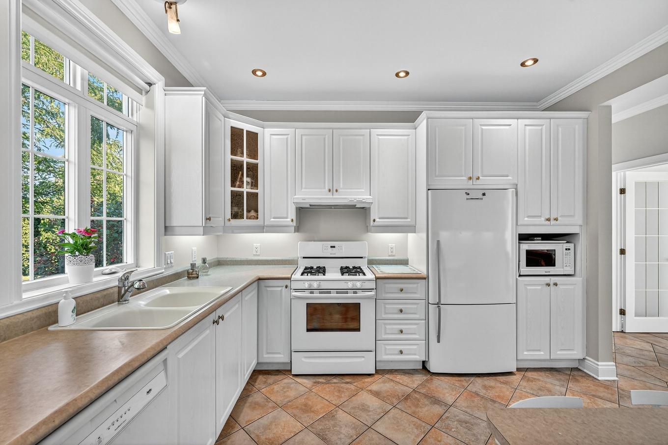 Cuisine - 67 Rue Pierre-Vézina, Saint-Jean-Sur-Richelieu, QC - Indoor Photo Showing Kitchen With Double Sink