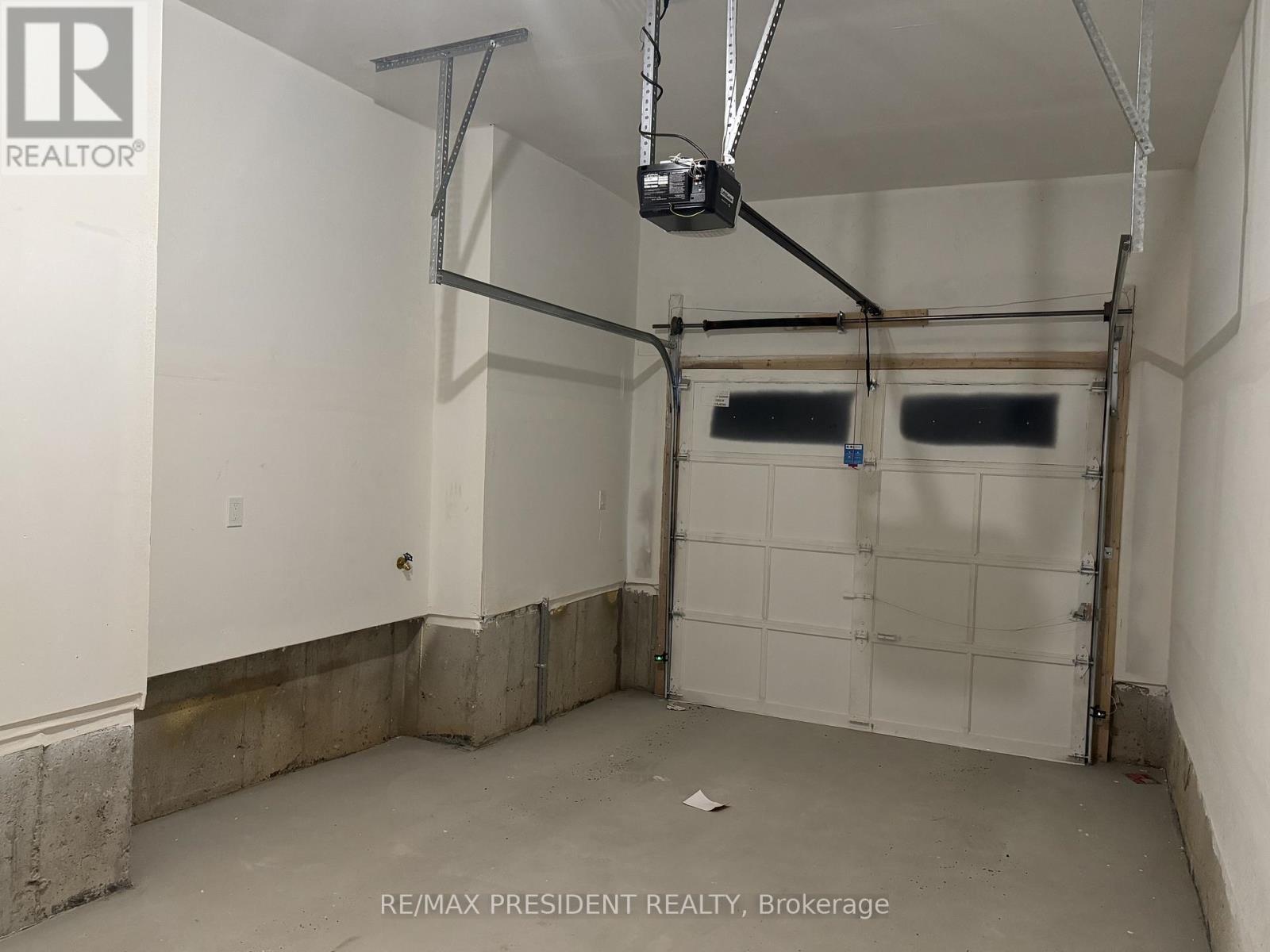 45 Gledhill Crescent, Cambridge, ON - Indoor Photo Showing Garage