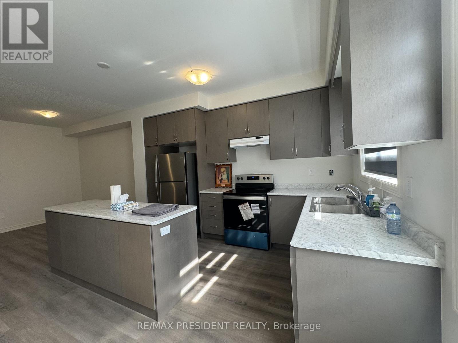 45 Gledhill Crescent, Cambridge, ON - Indoor Photo Showing Kitchen With Double Sink