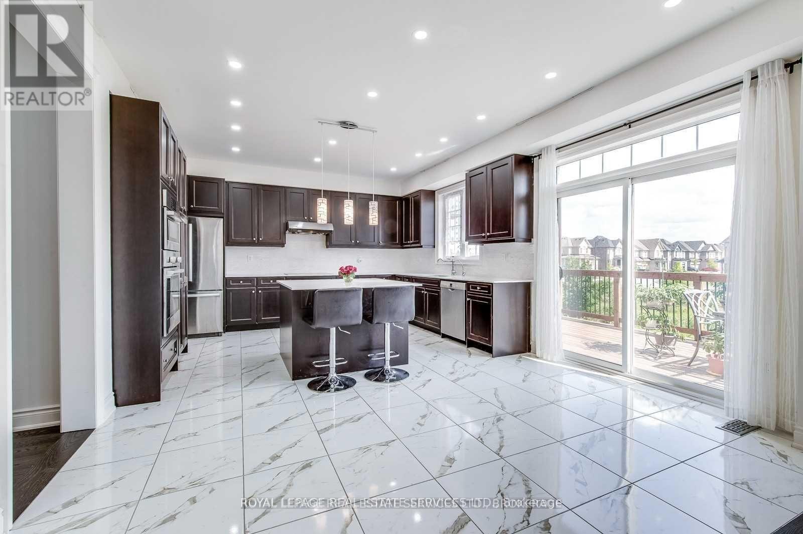 69 Card Lumber Crescent, Vaughan, ON - Indoor Photo Showing Kitchen With Upgraded Kitchen