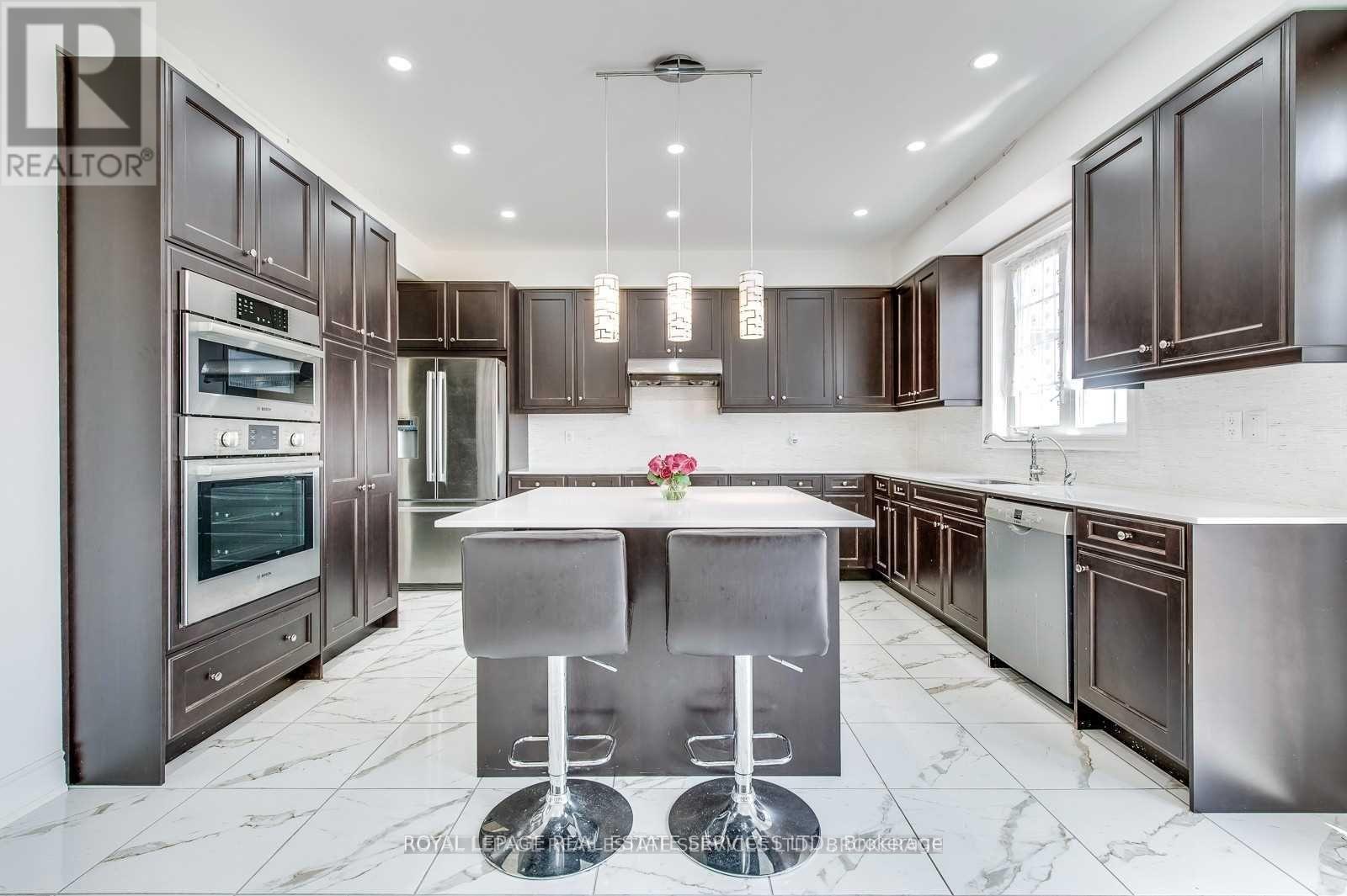 69 Card Lumber Crescent, Vaughan, ON - Indoor Photo Showing Kitchen With Upgraded Kitchen