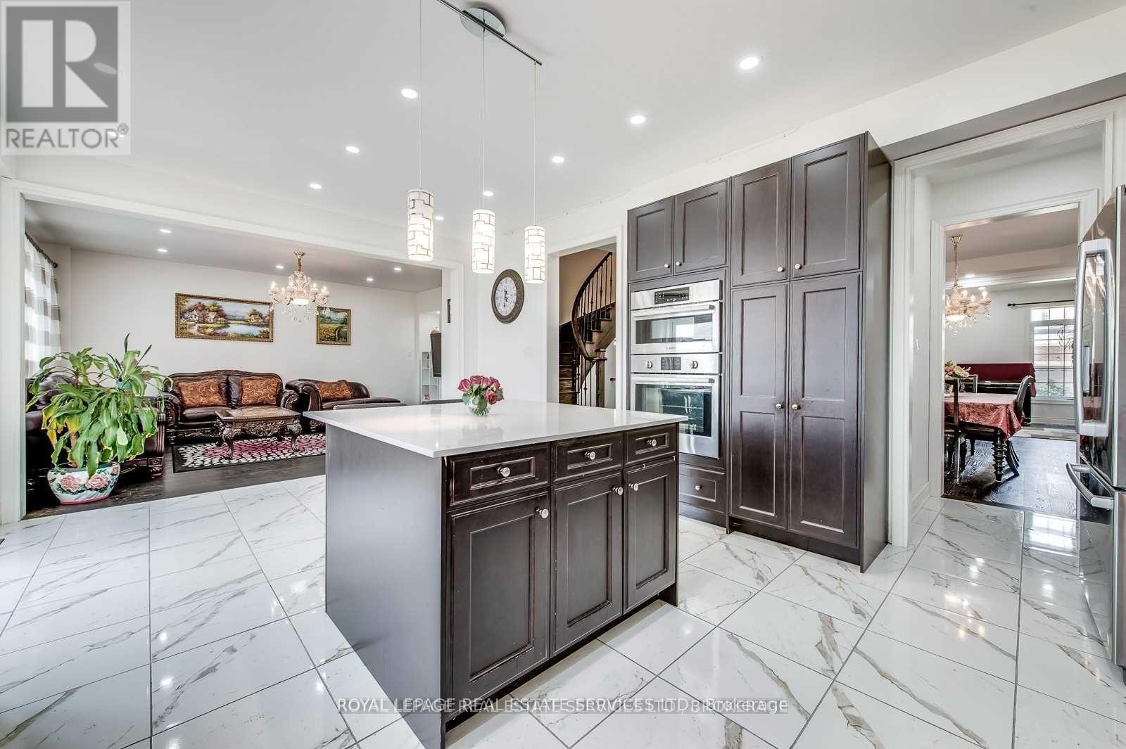 69 Card Lumber Crescent, Vaughan, ON - Indoor Photo Showing Kitchen