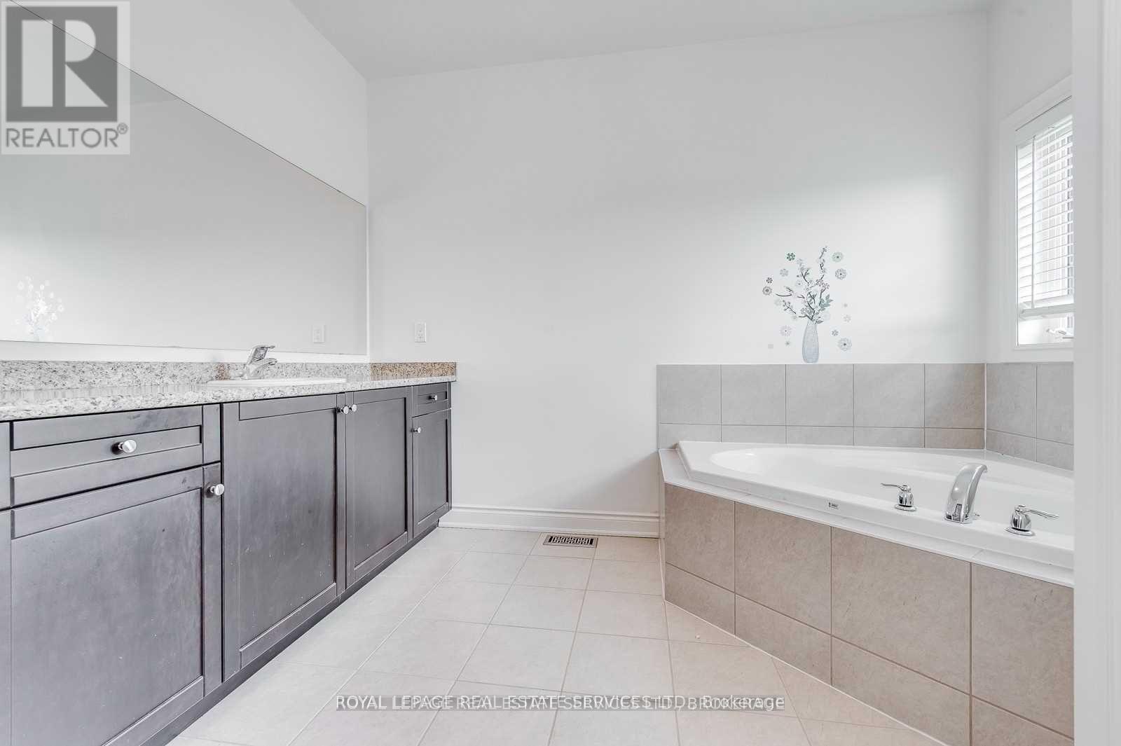 69 Card Lumber Crescent, Vaughan, ON - Indoor Photo Showing Bathroom