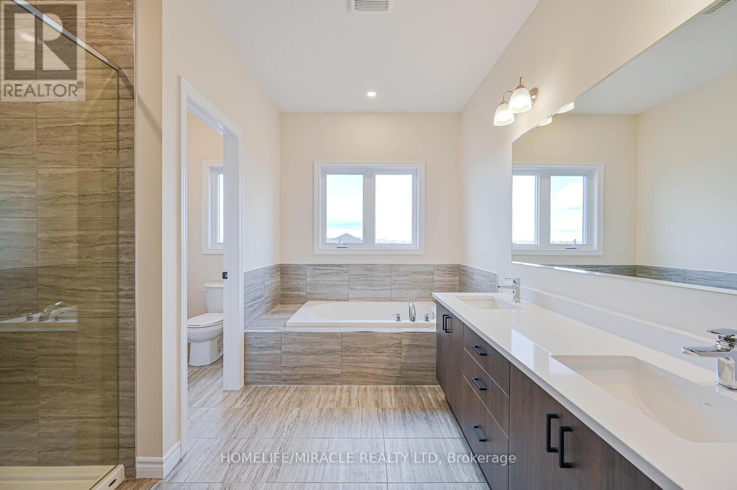 16 Munn Crescent, Brant, ON - Indoor Photo Showing Bathroom