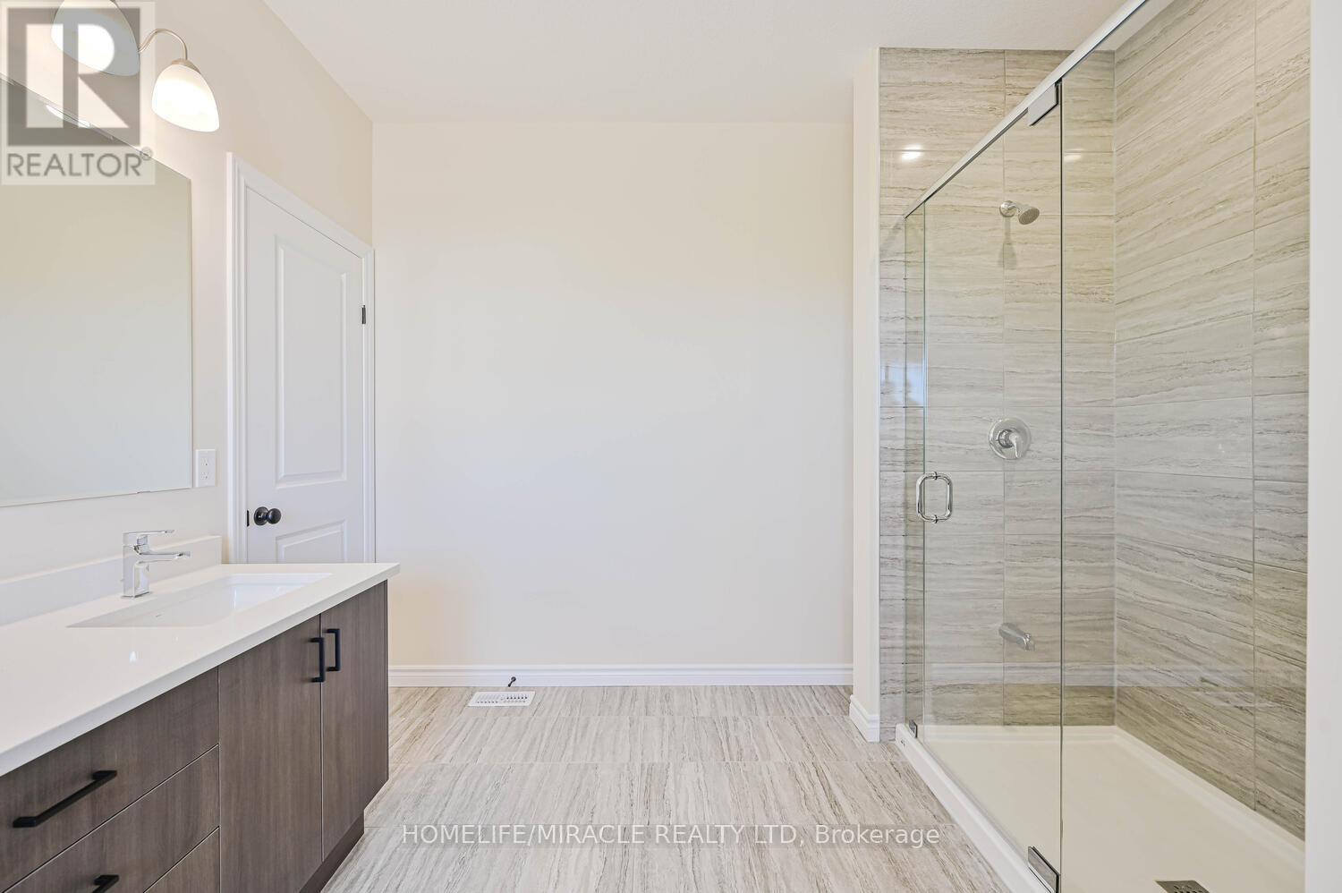 16 Munn Crescent, Brant, ON - Indoor Photo Showing Bathroom