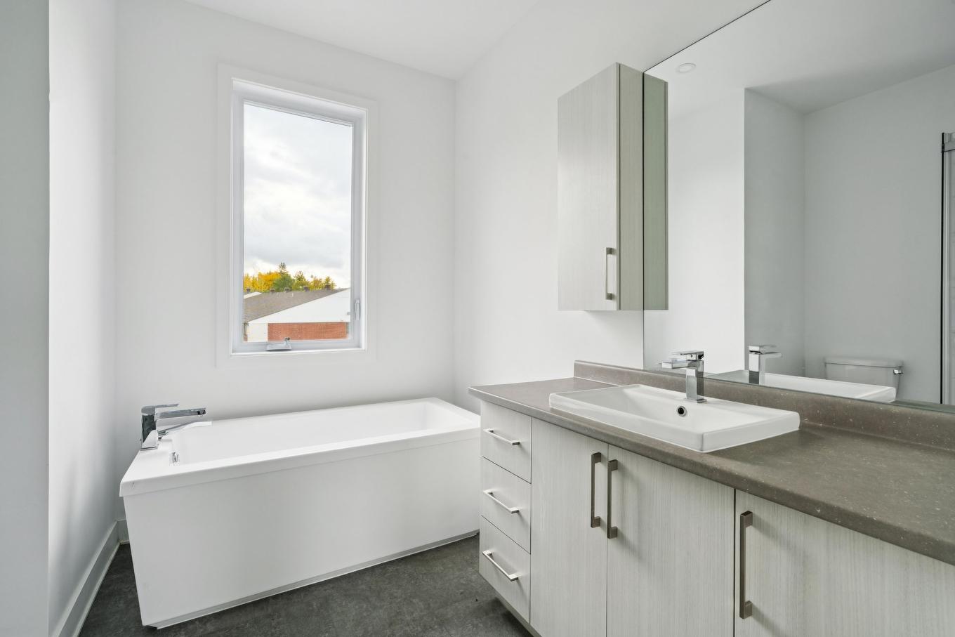 Salle de bains - 6-51 Ch. De La Beauce, Beauharnois, QC - Indoor Photo Showing Bathroom