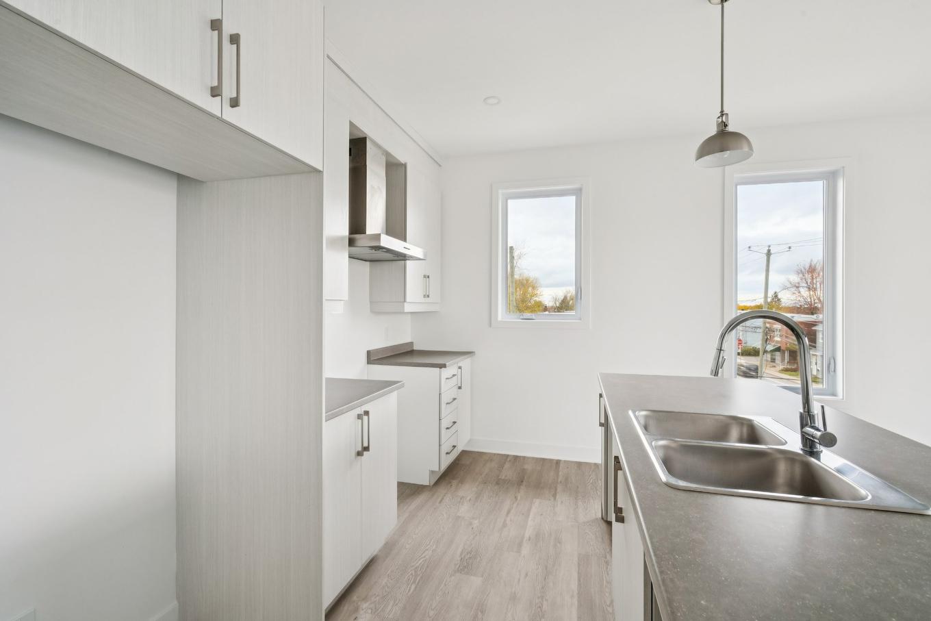 Cuisine - 6-51 Ch. De La Beauce, Beauharnois, QC - Indoor Photo Showing Kitchen With Double Sink