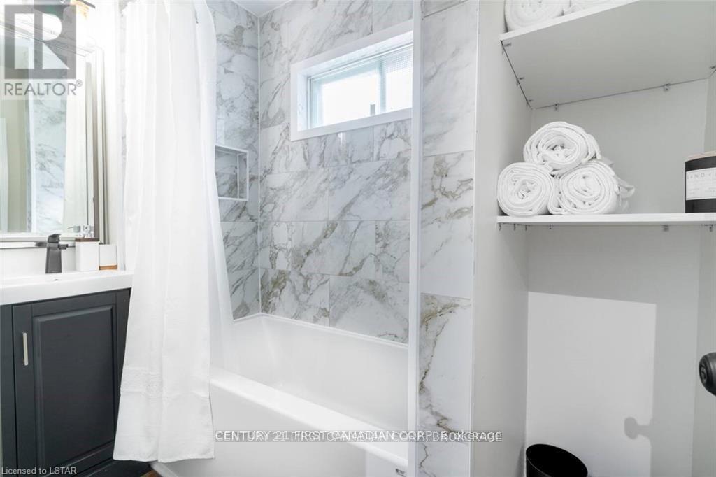 3 - 43 Josephine Street, London South (South L), ON - Indoor Photo Showing Bathroom