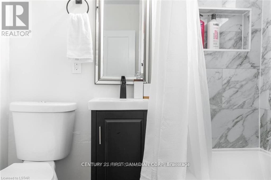 3 - 43 Josephine Street, London South (South L), ON - Indoor Photo Showing Bathroom