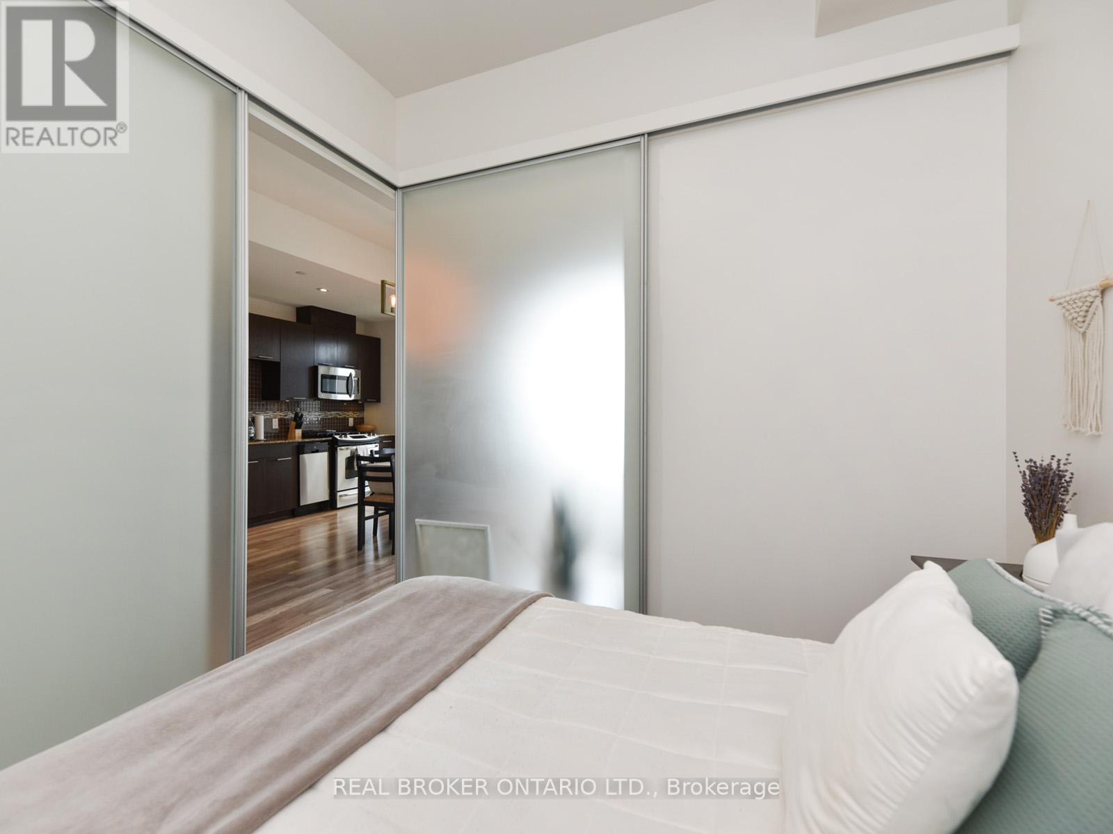 1011 - 100 Champagne Avenue S, Ottawa, ON - Indoor Photo Showing Bedroom