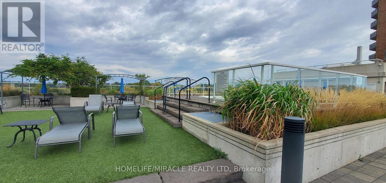 408 - 3865 Lake Shore Boulevard W, Toronto, ON - Outdoor