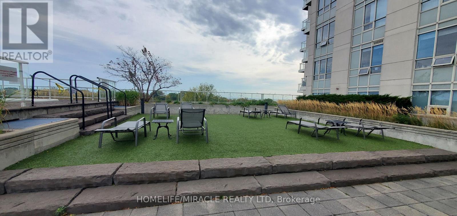 408 - 3865 Lake Shore Boulevard W, Toronto, ON - Outdoor