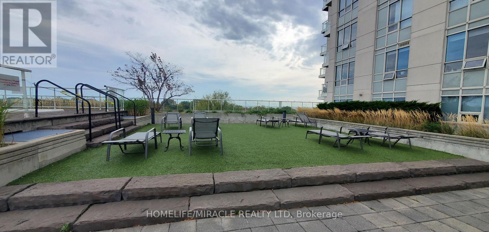 408 - 3865 Lake Shore Boulevard W, Toronto, ON - Outdoor