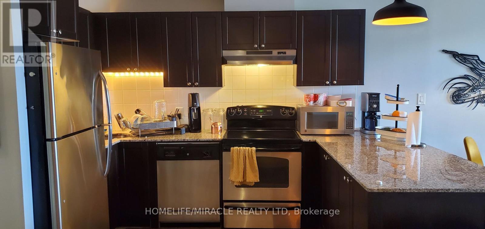 408 - 3865 Lake Shore Boulevard W, Toronto, ON - Indoor Photo Showing Kitchen