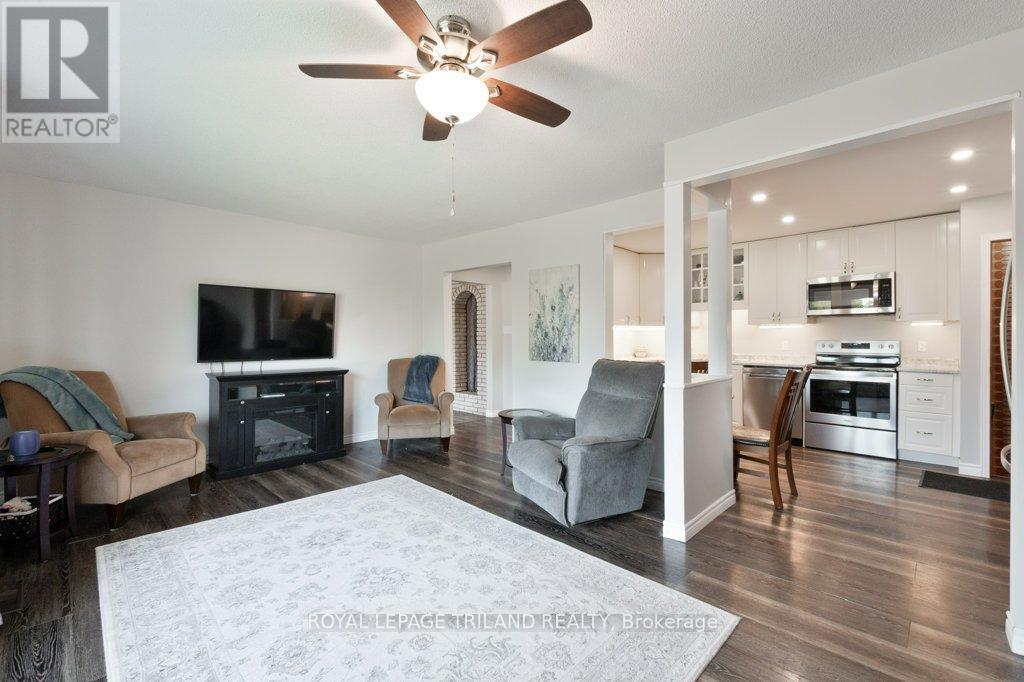 59 Confederation Drive, St. Thomas, ON - Indoor Photo Showing Living Room
