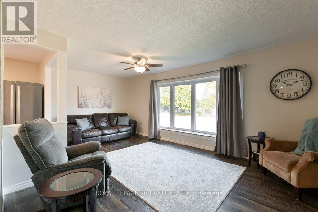 59 Confederation Drive, St. Thomas, ON - Indoor Photo Showing Living Room