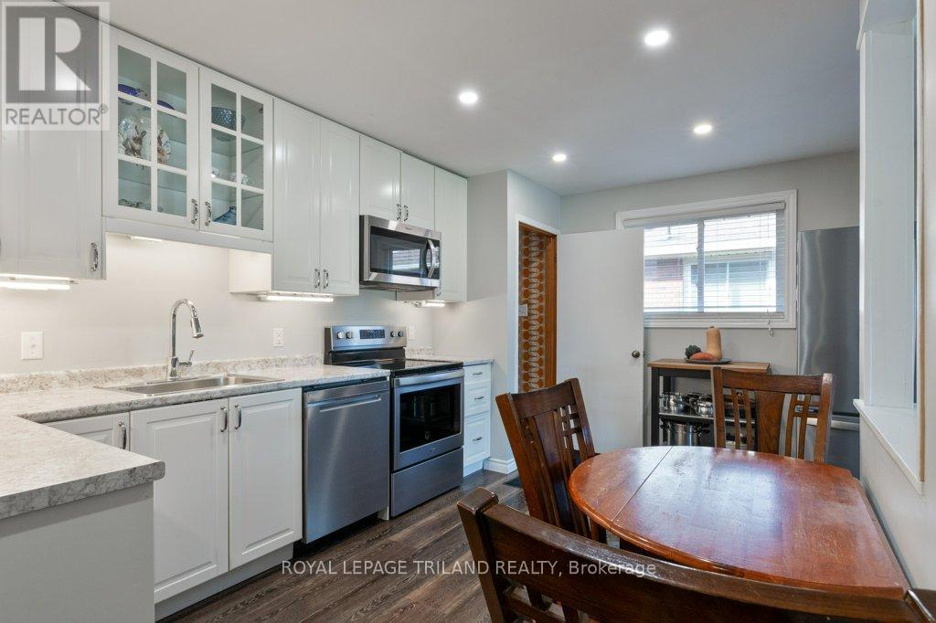 59 Confederation Drive, St. Thomas, ON - Indoor Photo Showing Kitchen With Upgraded Kitchen