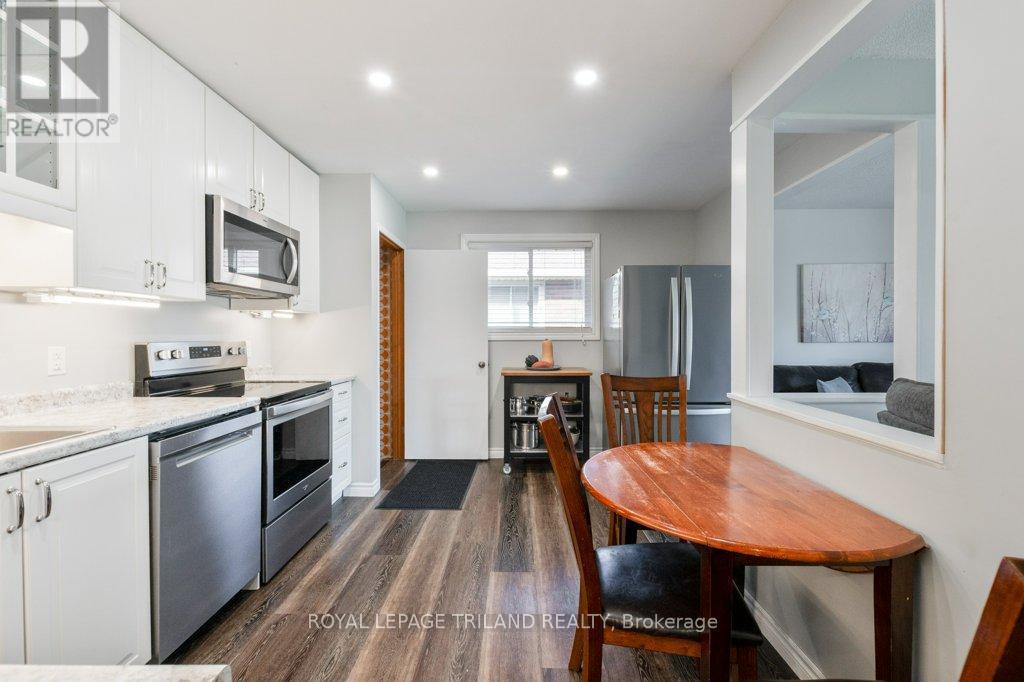 59 Confederation Drive, St. Thomas, ON - Indoor Photo Showing Kitchen With Upgraded Kitchen