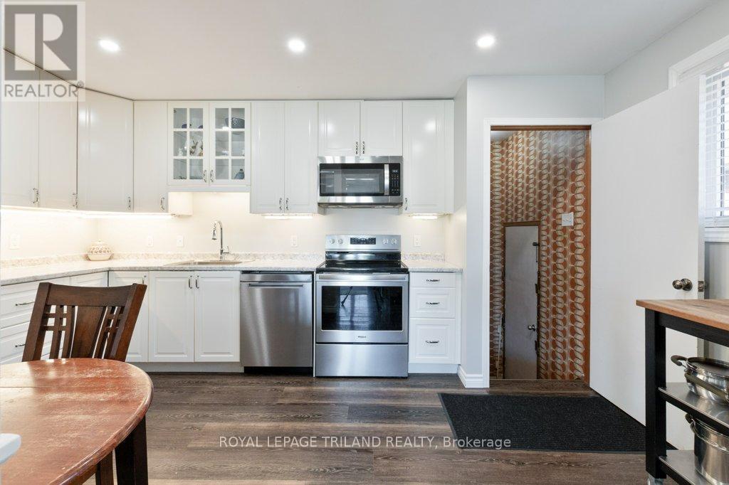 59 Confederation Drive, St. Thomas, ON - Indoor Photo Showing Kitchen With Upgraded Kitchen