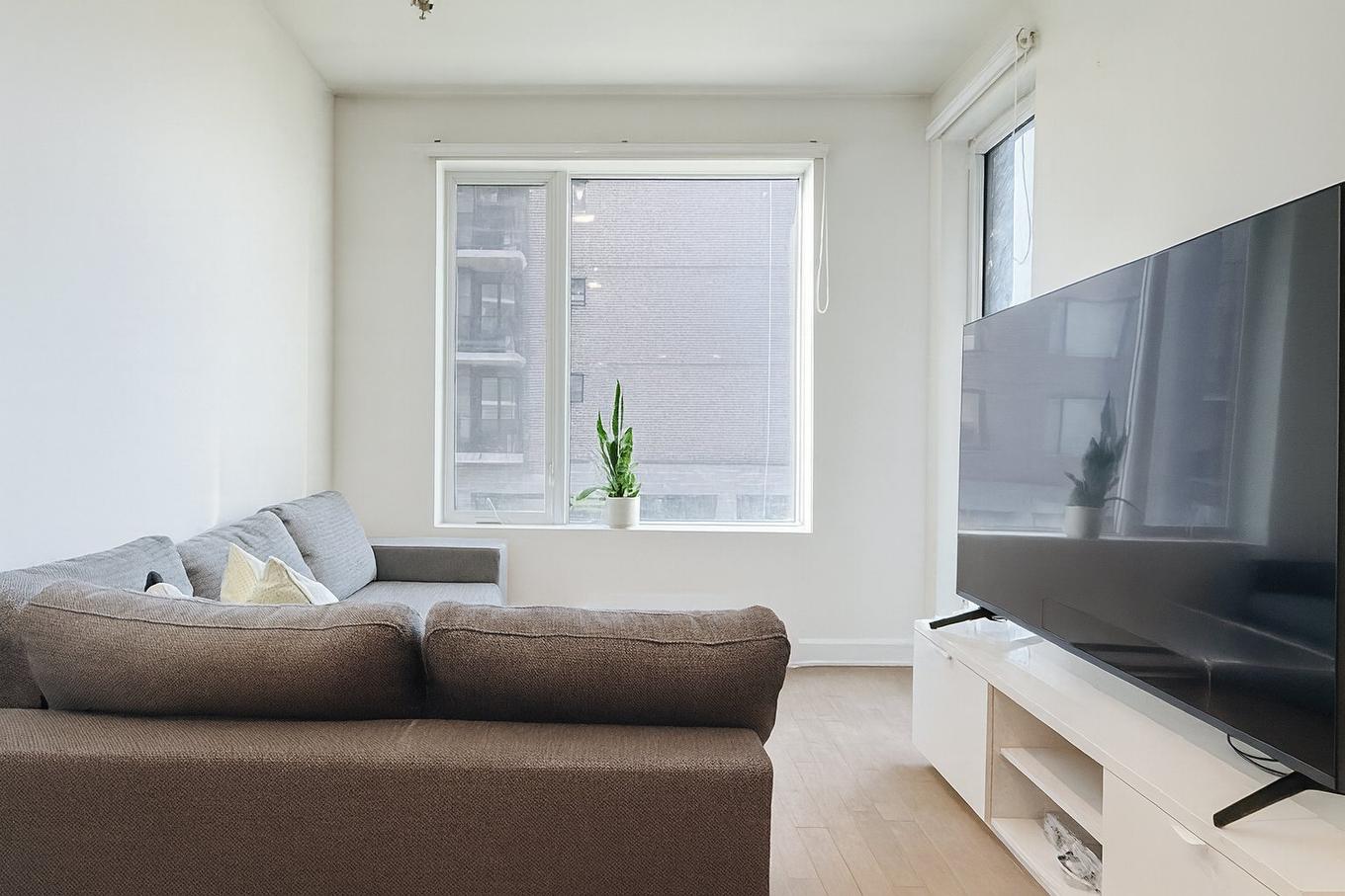 Salon - 211B-1800 Boul. Angrignon, Montréal (Lasalle), QC - Indoor