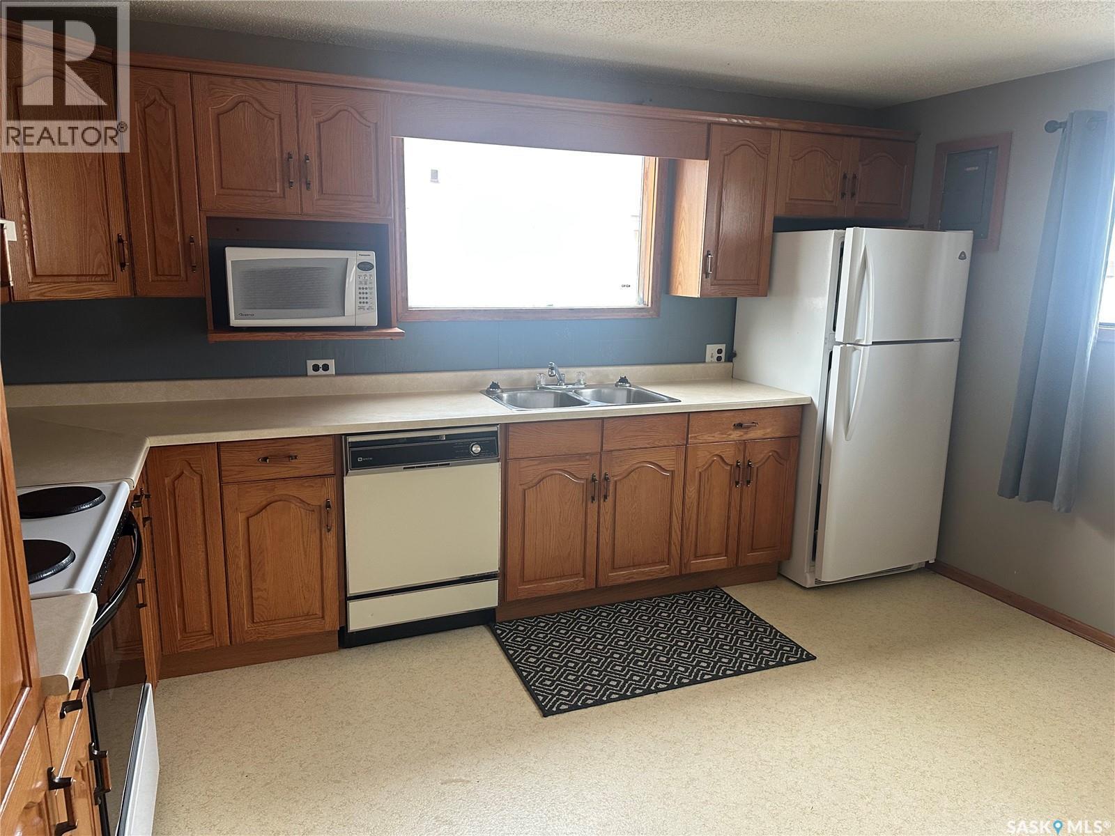 220 Avenue Road, Kamsack, SK - Indoor Photo Showing Kitchen With Double Sink