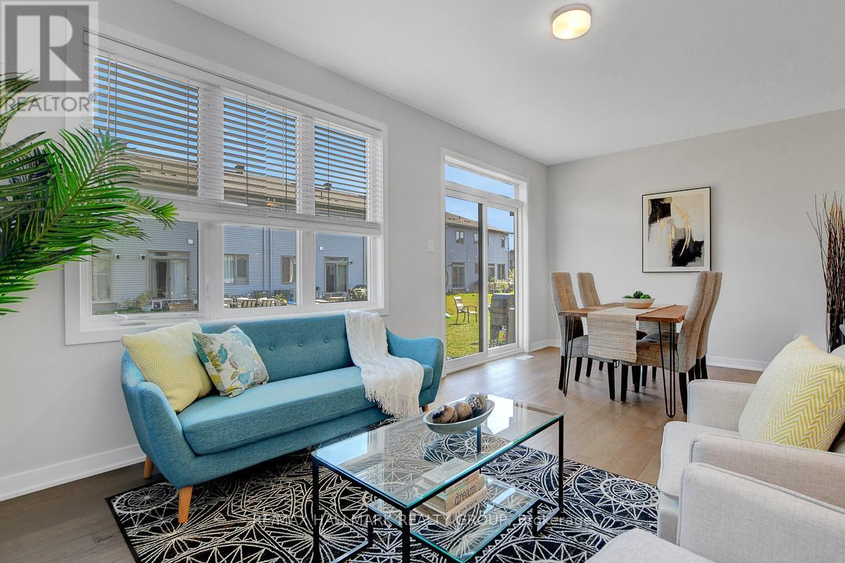 610 Fenwick Way, Ottawa, ON - Indoor Photo Showing Living Room