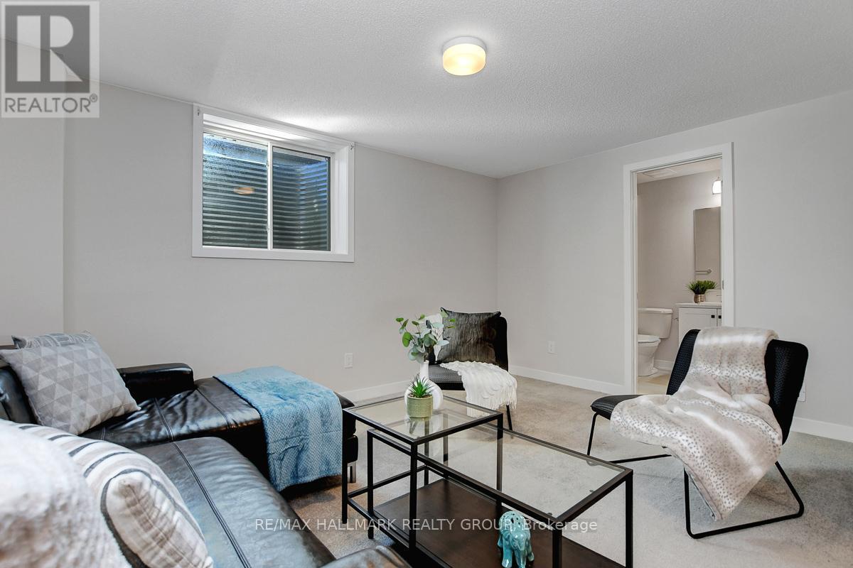 610 Fenwick Way, Ottawa, ON - Indoor Photo Showing Living Room