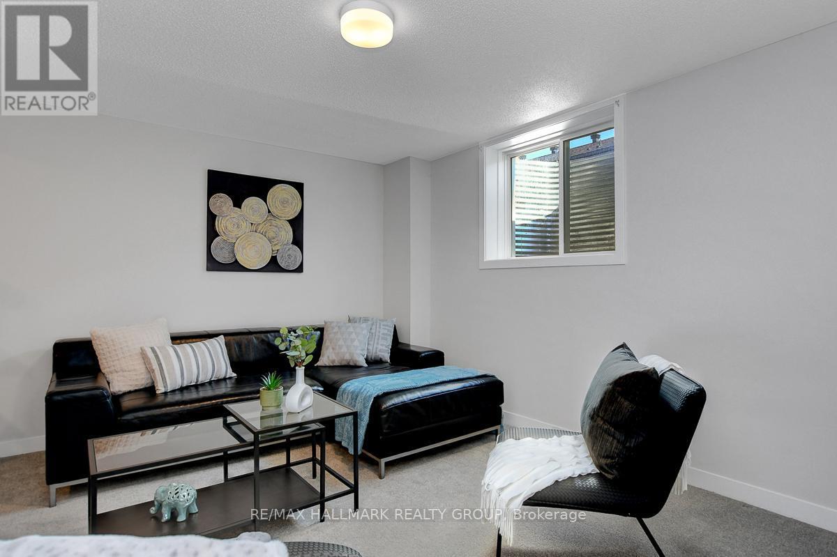 610 Fenwick Way, Ottawa, ON - Indoor Photo Showing Living Room