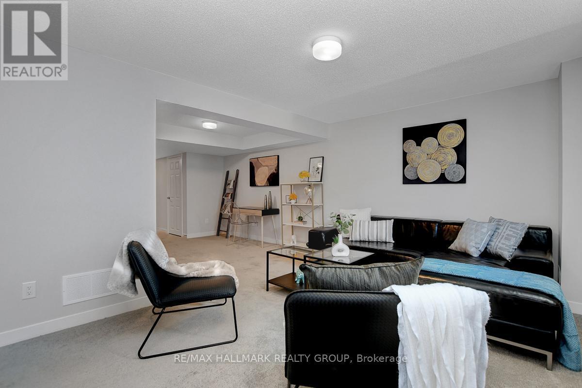 610 Fenwick Way, Ottawa, ON - Indoor Photo Showing Living Room
