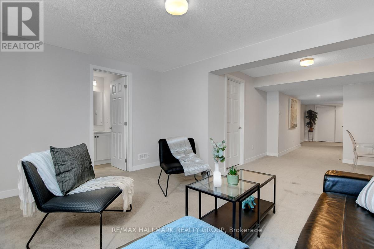 610 Fenwick Way, Ottawa, ON - Indoor Photo Showing Living Room