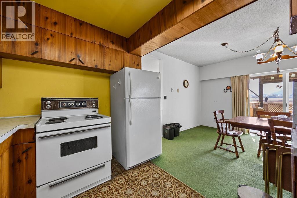 1823 Francis Street, Vernon, BC - Indoor Photo Showing Kitchen
