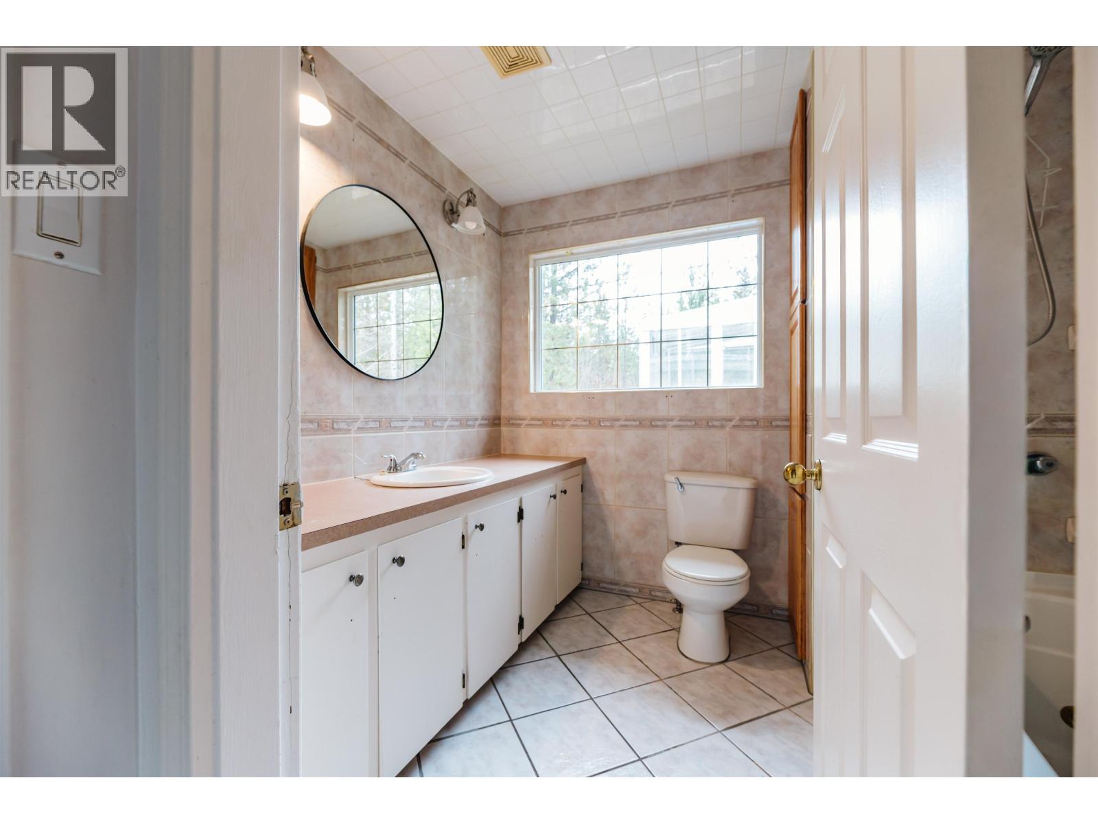 5098 Perkins Road, 100 Mile House, BC - Indoor Photo Showing Bathroom