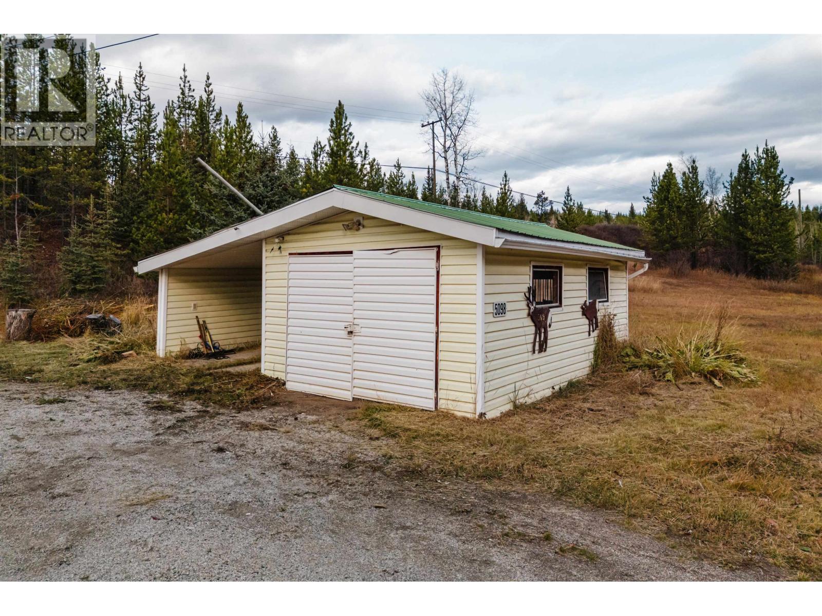 5098 Perkins Road, 100 Mile House, BC - Outdoor