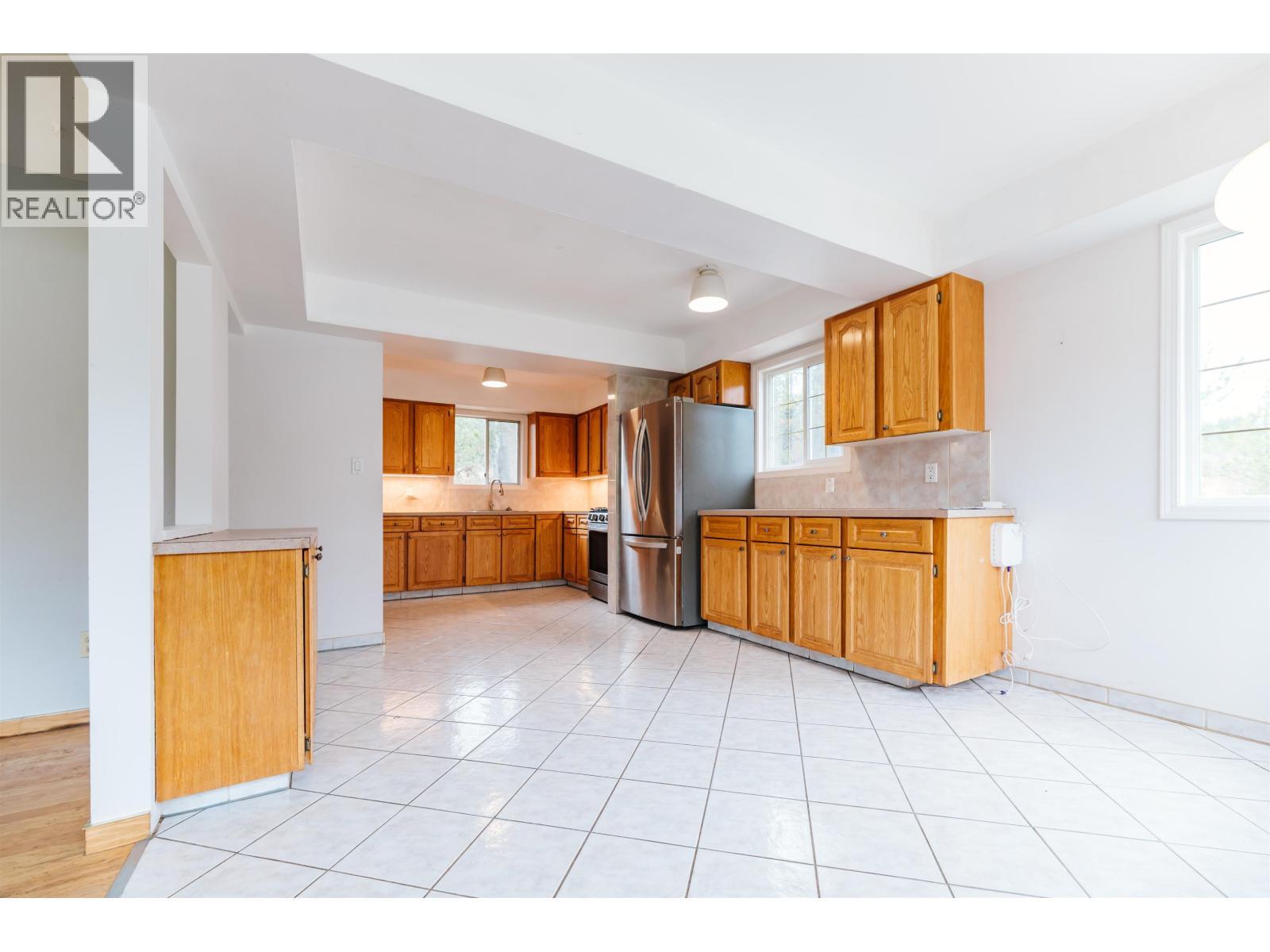 5098 Perkins Road, 100 Mile House, BC - Indoor Photo Showing Kitchen