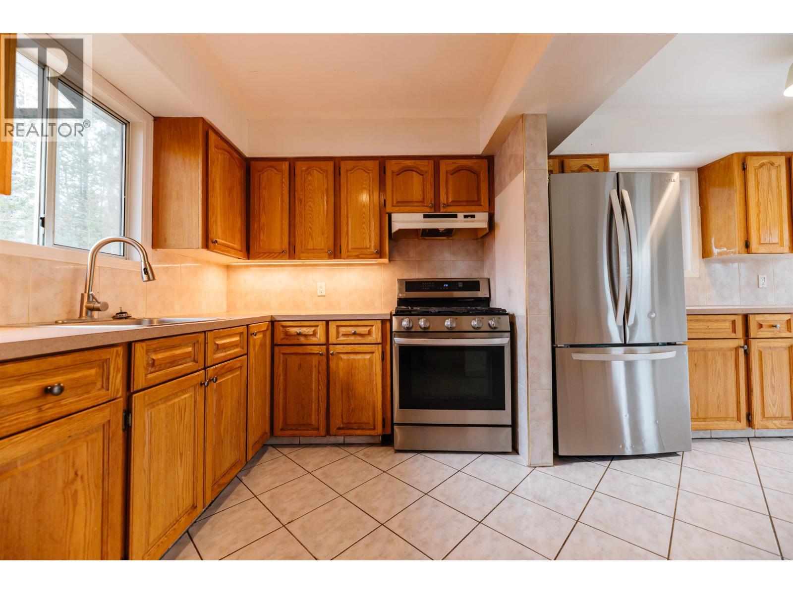 5098 Perkins Road, 100 Mile House, BC - Indoor Photo Showing Kitchen