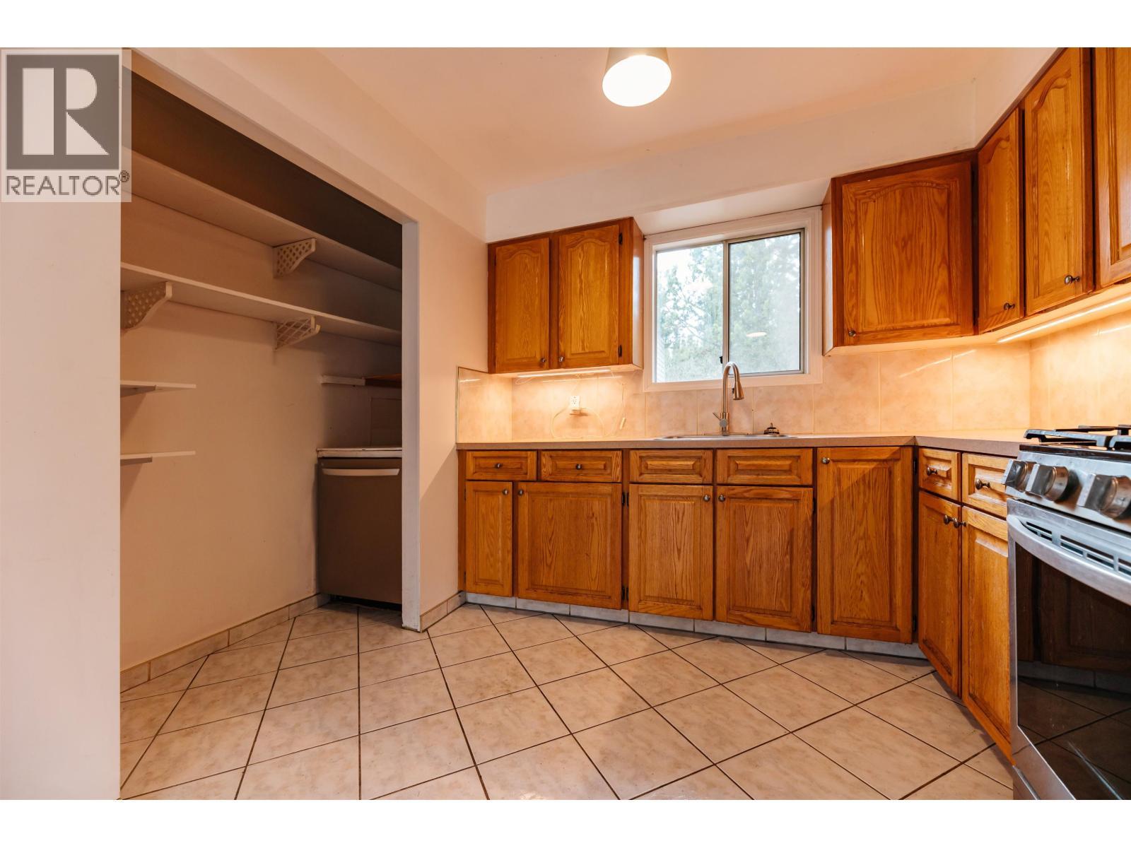 5098 Perkins Road, 100 Mile House, BC - Indoor Photo Showing Kitchen
