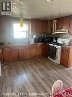 908 Mersea Rd 10, Leamington, ON - Indoor Photo Showing Kitchen