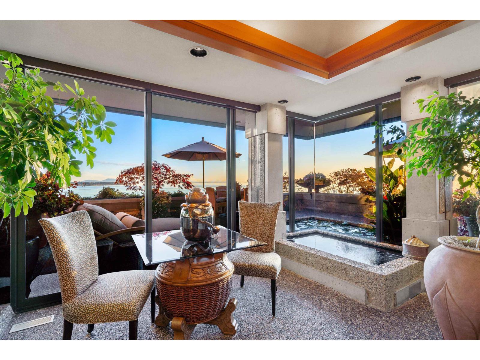 14971 Prospect Avenue, White Rock, BC - Photo Showing Living Room