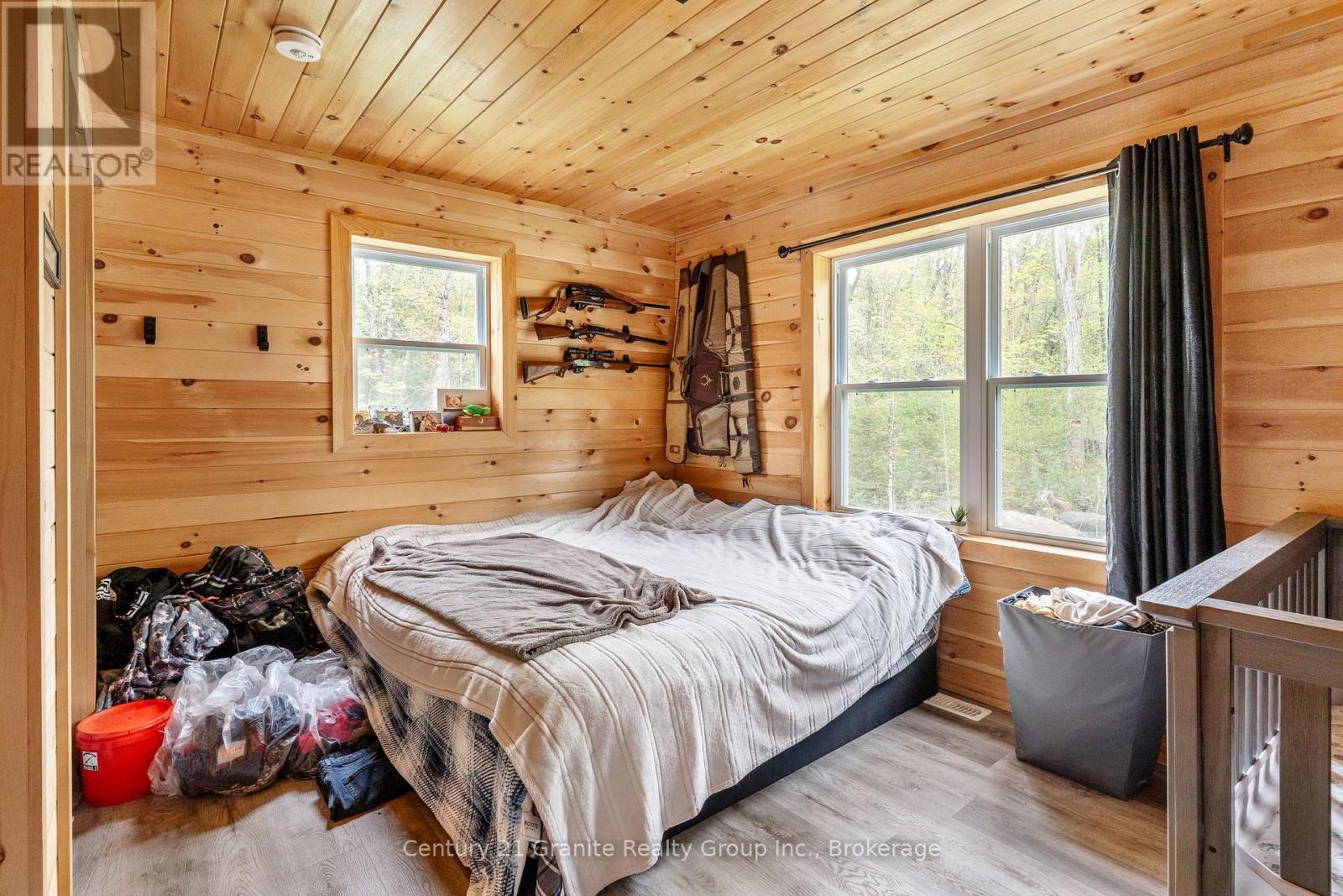 10498 Highway 118, Algonquin Highlands (Stanhope), ON - Indoor Photo Showing Bedroom