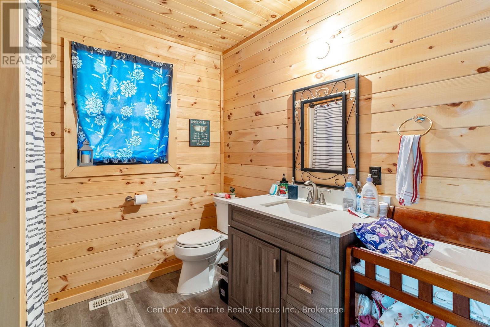 10498 Highway 118, Algonquin Highlands (Stanhope), ON - Indoor Photo Showing Bathroom