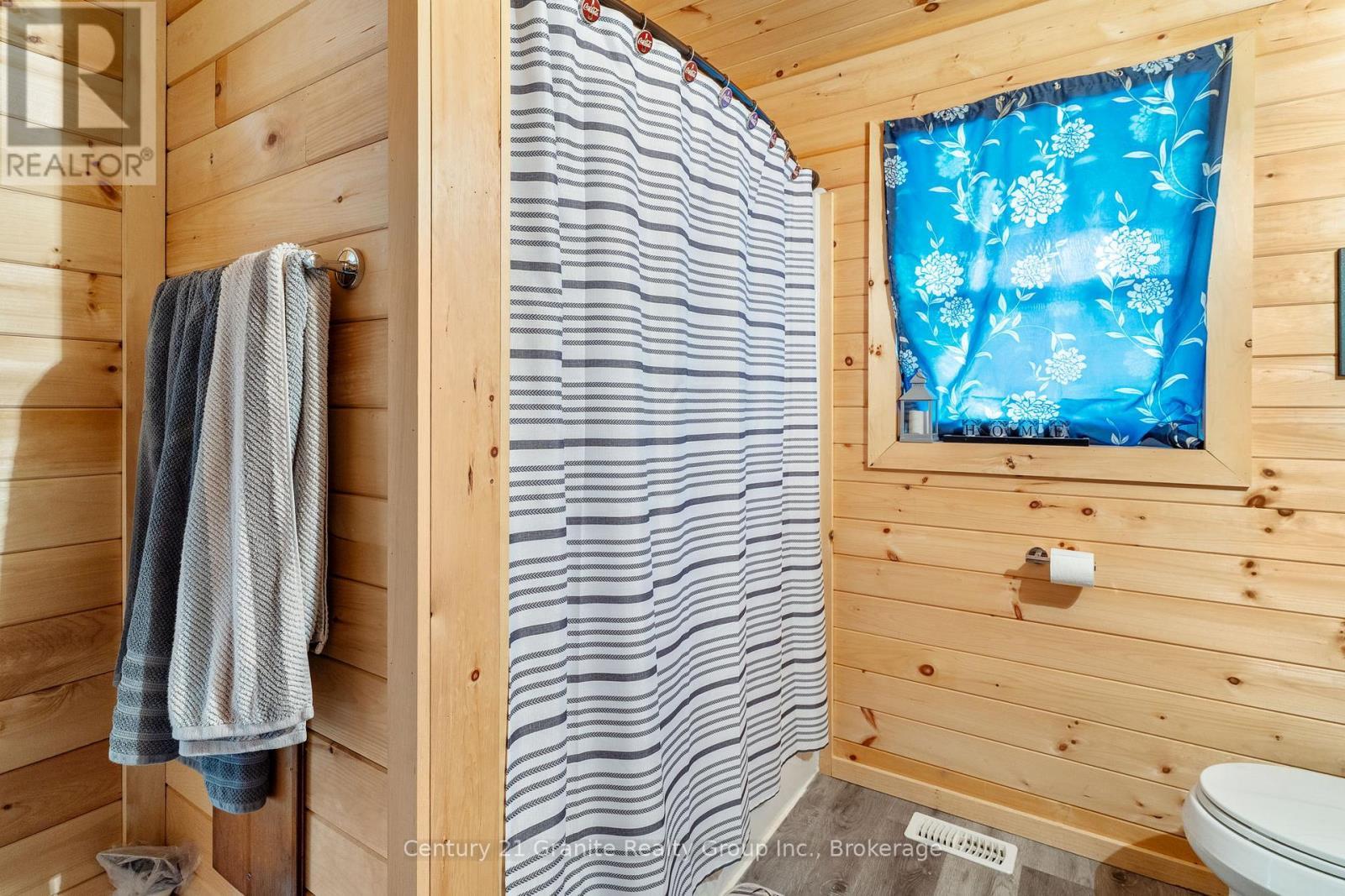 10498 Highway 118, Algonquin Highlands (Stanhope), ON - Indoor Photo Showing Bathroom