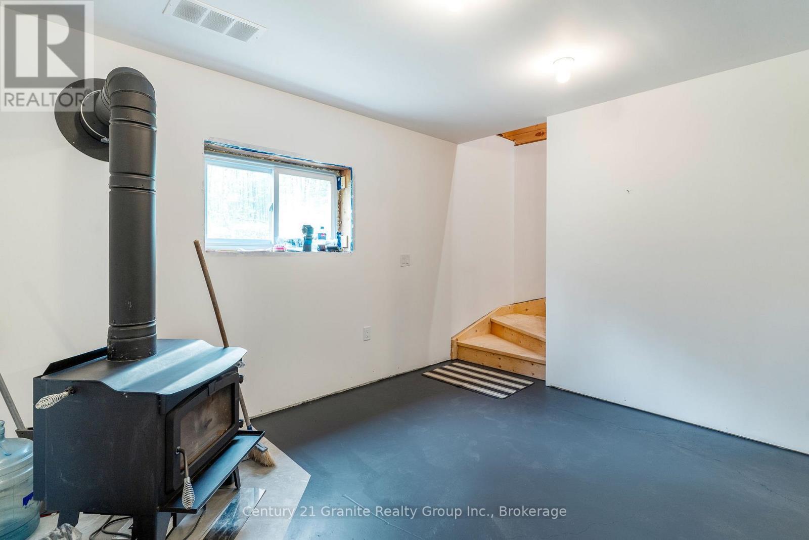 10498 Highway 118, Algonquin Highlands (Stanhope), ON - Indoor Photo Showing Other Room