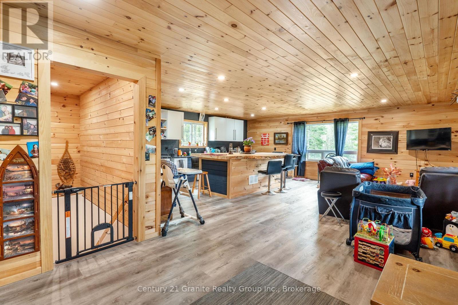 10498 Highway 118, Algonquin Highlands (Stanhope), ON - Indoor Photo Showing Other Room