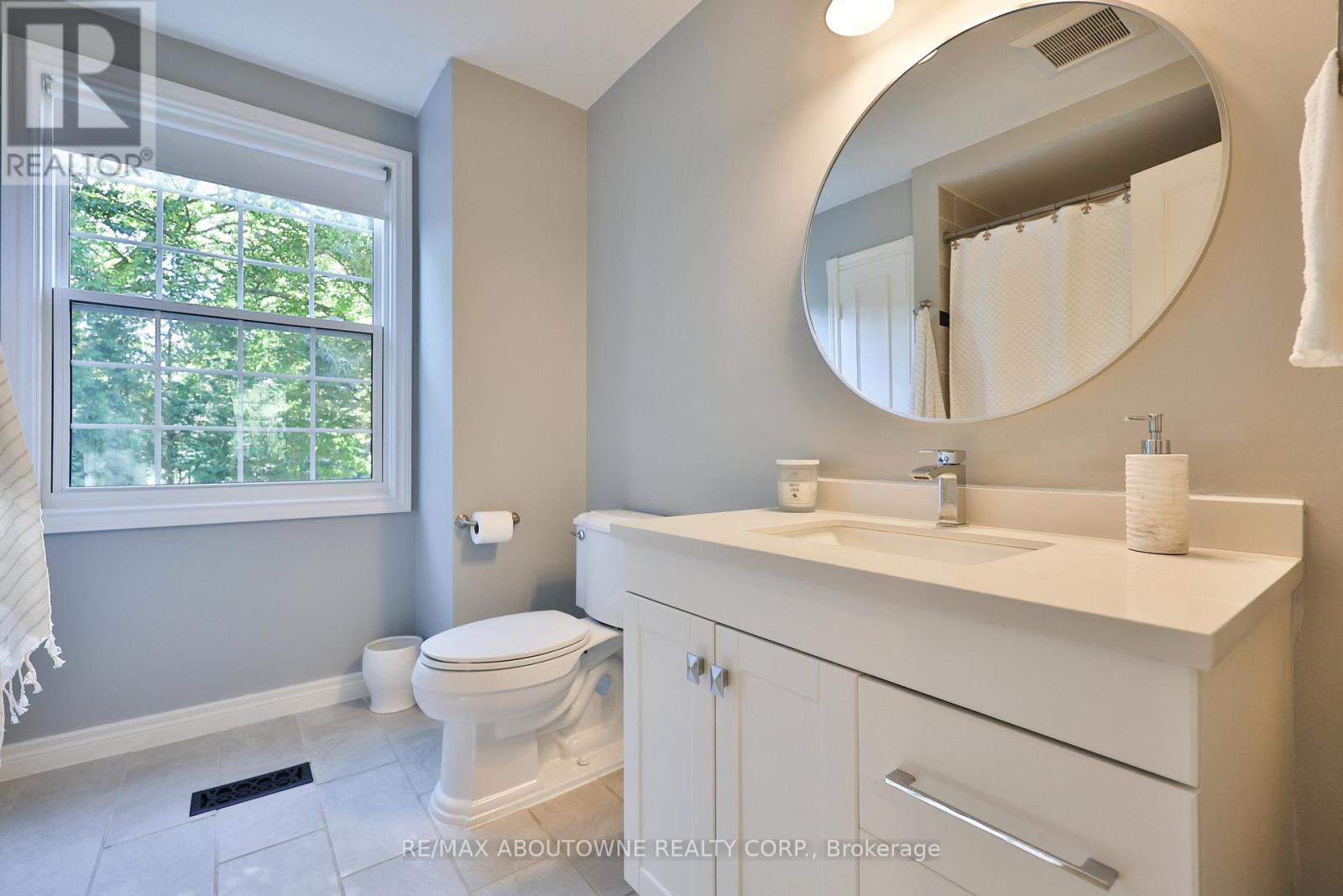 206 Rossmore Boulevard, Burlington, ON - Indoor Photo Showing Bathroom