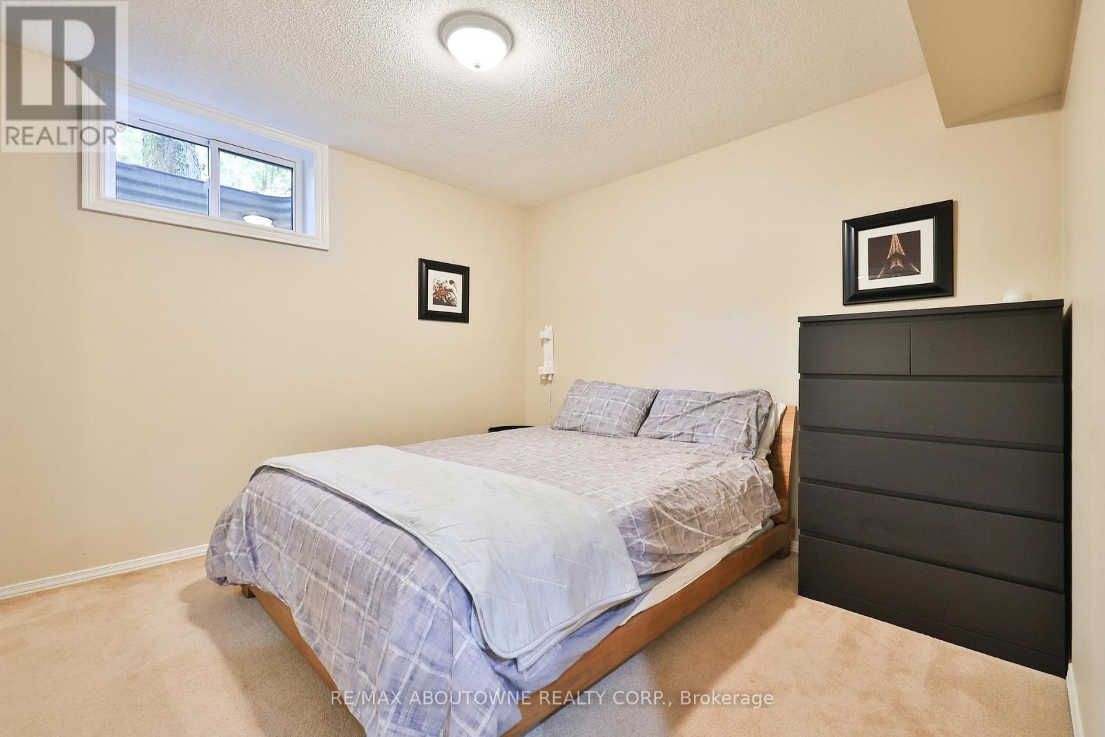 206 Rossmore Boulevard, Burlington, ON - Indoor Photo Showing Bedroom