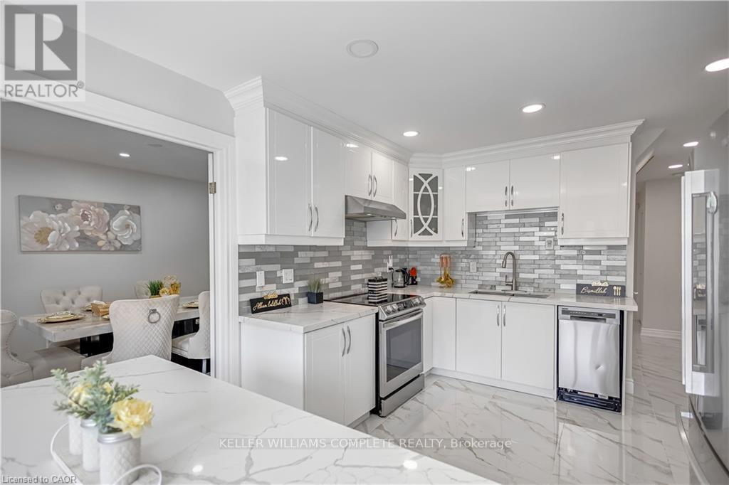 2 Robespierre Court, Hamilton, ON - Indoor Photo Showing Kitchen With Upgraded Kitchen